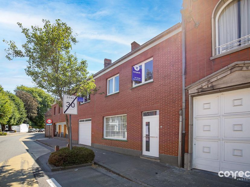 Centraal gelegen, verzorgde solide woning op een groot perceel.<br />
<br />
STARTPRIJS: Elk bod boven deze startprijs, wordt voorgelegd aan de eige