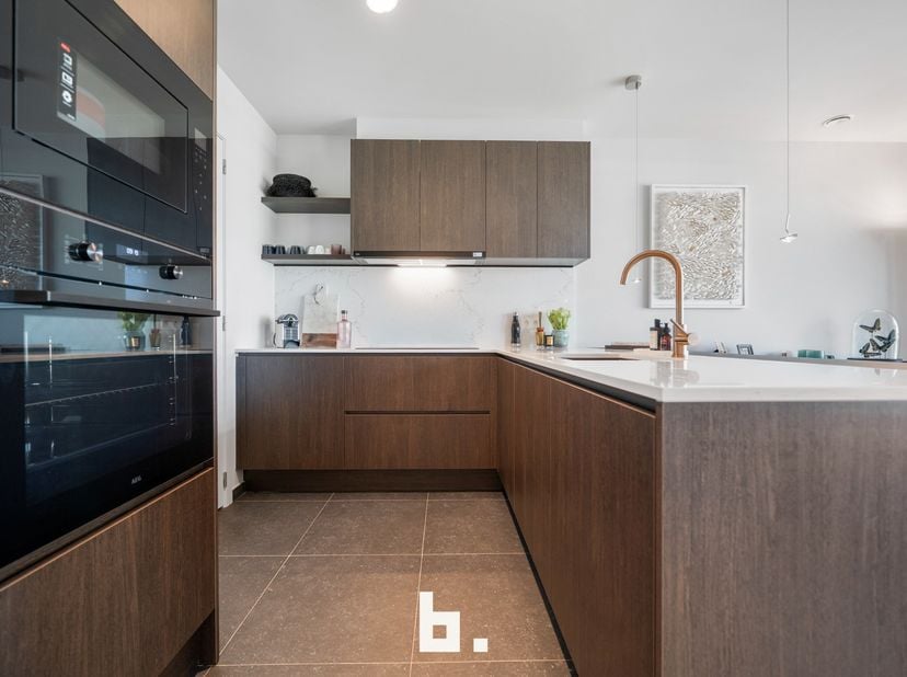Dit uniek 2 slaapkamer appartement gelegen op enkele stappen van de nieuwe golf te Knokke bieden wij u te koop aan. Het appartement beschikt over een
