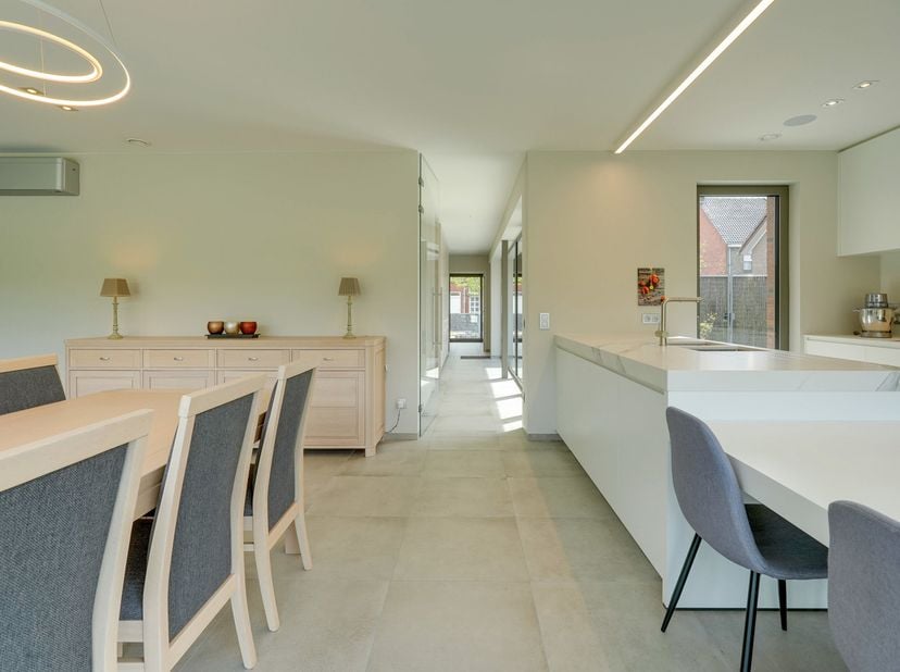 Met zicht op groen vindt u deze stijlvolle woning waar woonkwaliteit en hedendaags comfort mooi samenkomen. Gebouwd in 2019 en ingeplant op een ruim p