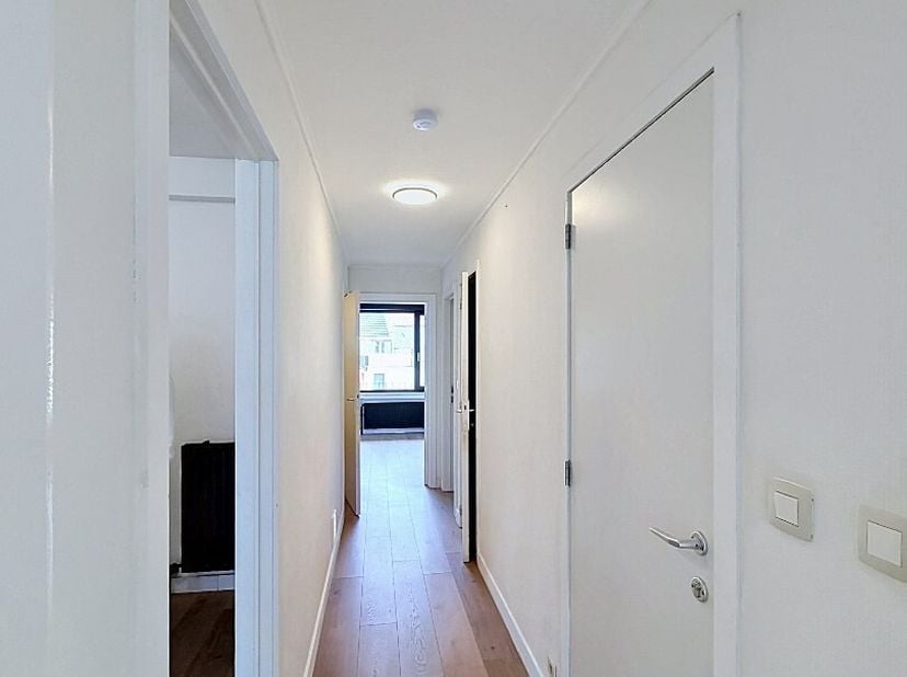 Dit recent gerenoveerd appartement in Oostende bestaat uit: inkomhal - woonkamer - keuken - afzonderlijk toilet - badkamer - 2 slaapkamers - terras.<b
