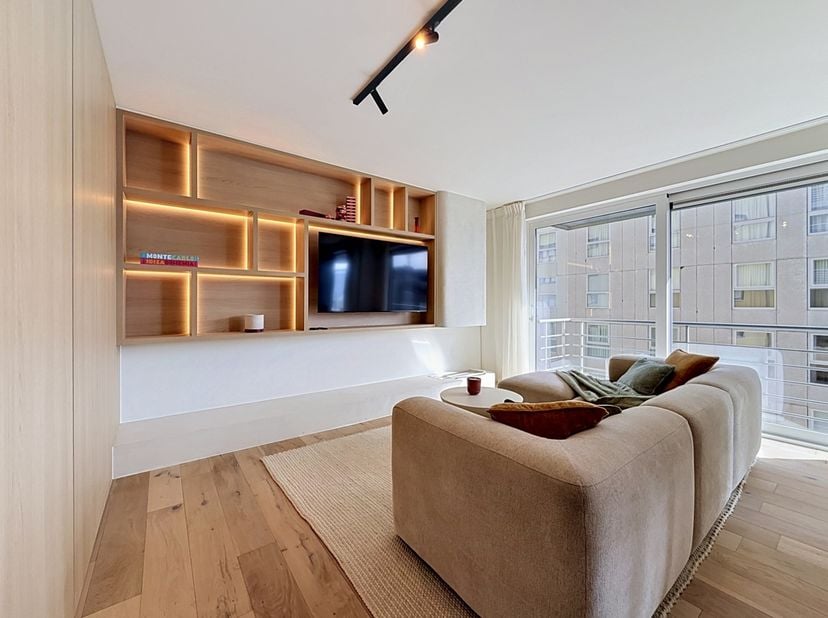 Schitterend gerenoveerd doorloopappartement met hoogwaardige afwerkingen op topligging te Nieuwpoort-Bad, gelegen in een zijstraat van de Zeedijk en o