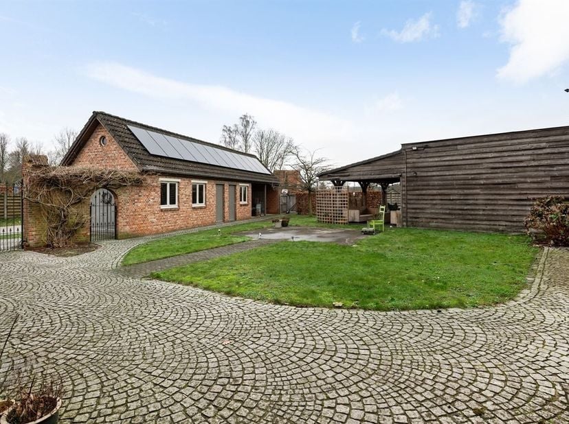5 slpk woning met magazijn van (ca. 260m²) op ca. 11a 93ca<br />
Deze woning is gelegen op een ruim perceel van circa 11a 93ca en biedt tal van mogeli