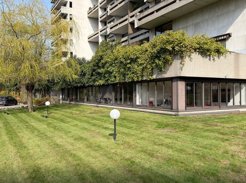 420m² de bureaux au rez-de-chaussée (côté droit) dans la résidence prestigieuse Hertogenpark, extensible à 1.070m² de bureaux<br />
Emplacement : à pr