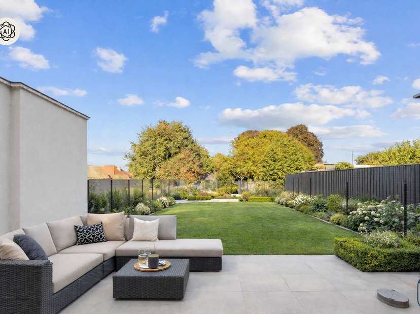 Modern en kwalitatief gerenoveerde woning met 4 slaapkamers, gelegen op de Place van Flobecq, met een grote omheinde tuin en aangelegd terras. Deze sm