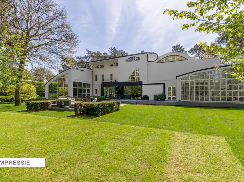 Villa onder moderne architectuur met binnenzwembad in de meest gegeerde villawijk van Schilde. In de directe omgeving zijn scholen en winkels. Bovendi