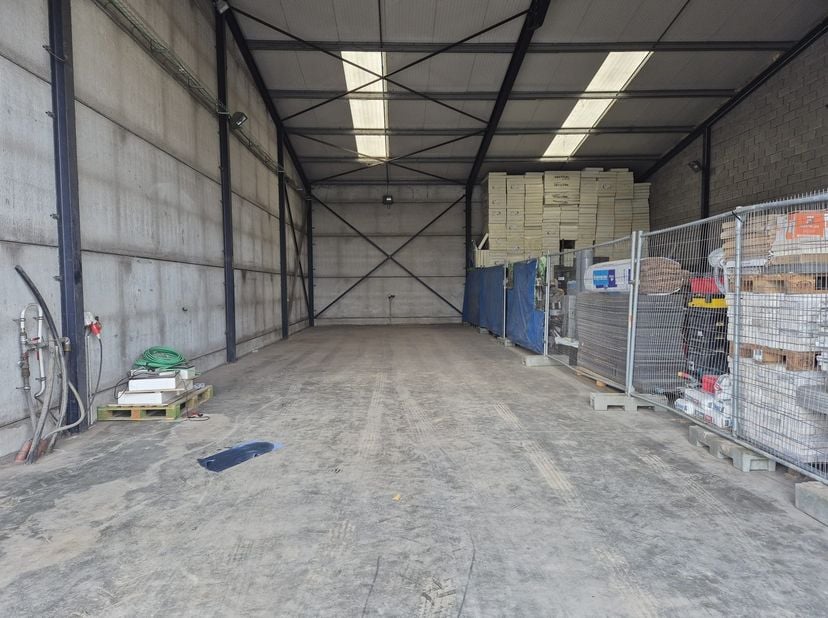 Loods van ca. 150 m² te huur op strategische ligging nabij de E17, ideaal voor opslagdoeleinden. <br />
Het pand is vlot bereikbaar en geschikt voor