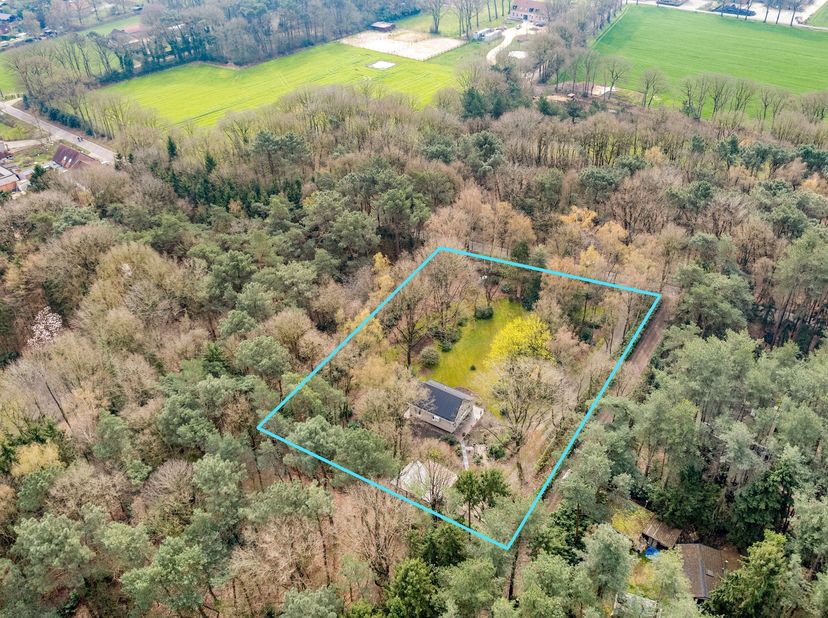 Welkom in deze rustig gelegen weekendwoning, omgeven door groen en met een uitzonderlijk gevoel van privacy.<br />
Deze charmante woning bevindt zich