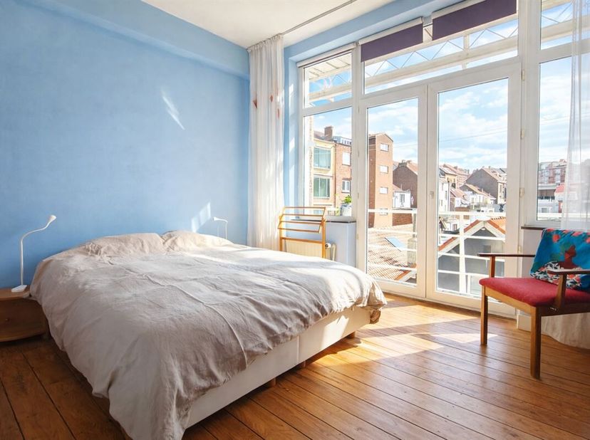 Vlakbij de stad Saint-Gilles - Aantrekkelijk 2-slaapkamer appartement met gemeubileerd terras van +/-75m² bestaande uit Een inkomhal gevolgd door een