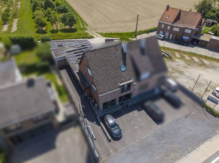 Het kantoor heeft een oppervlakte van ca. 221 m² en is efficiënt ingedeeld. De ruimte omvat een onthaal, vier aparte vergaderruimtes of burelen, een a