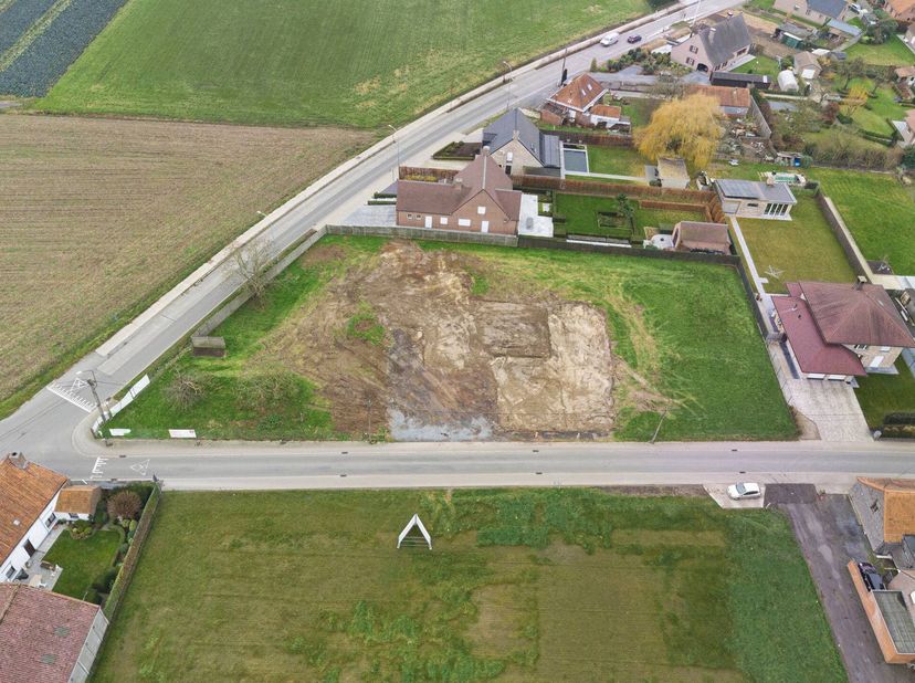 Vous recherchez de l'espace, de l'intimité et la liberté de réaliser la maison de vos rêves ? Cet impressionnant terrain d'angle de pas moins de 1 100