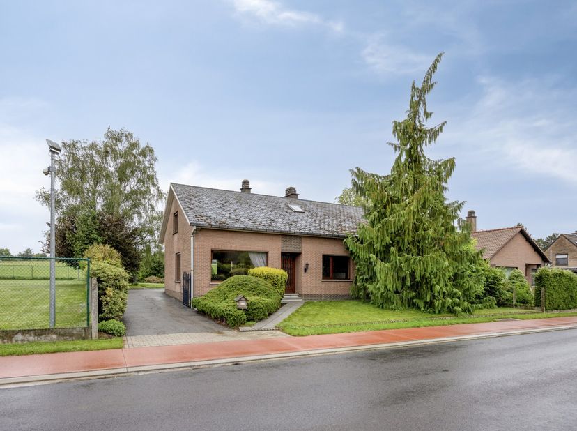 Située dans un magnifique noyau résidentiel rural de la commune prisée de Bierbeek, cette maison unifamiliale ouverte sur un terrain généreux de 09a 6