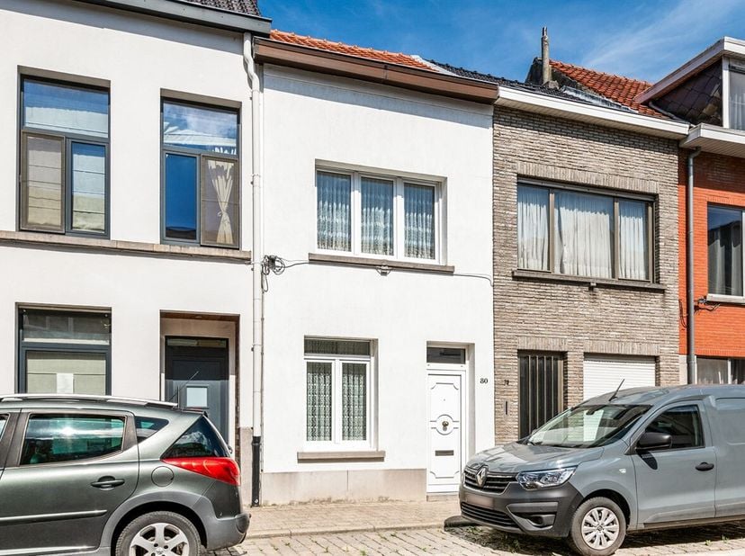 Maison de 2 chambres, dépendance avec studio et accès par l'arrière.<br />
Cette maison spacieuse a été parfaitement entretenue au fil des ans et réno