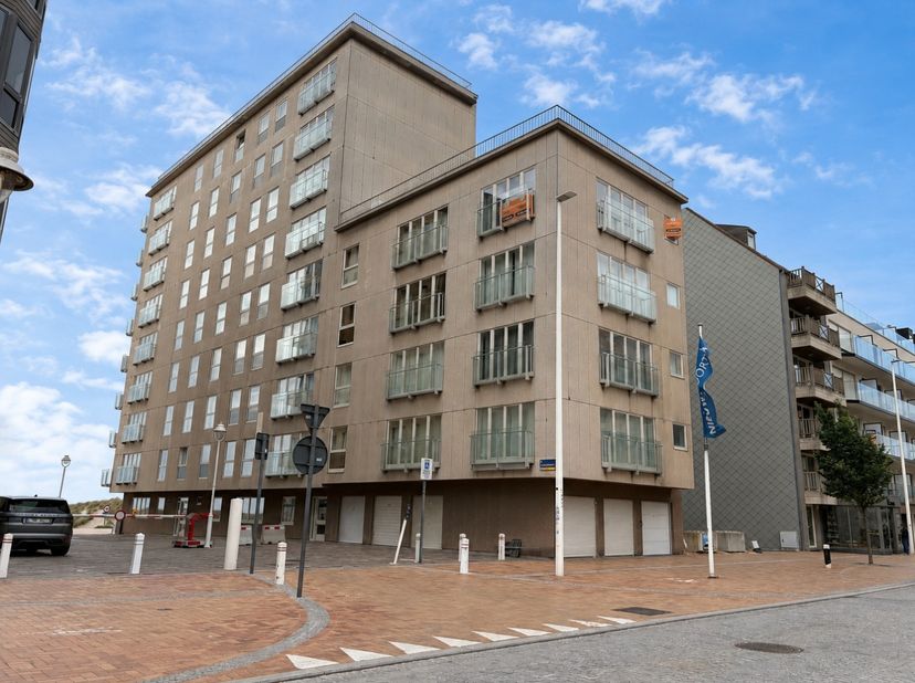 Dit instapklare appartement bevindt zich op een toplocatie in Nieuwpoort-Bad, in een rustige zijstraat van de Zeedijk, met zuidgerichte oriëntatie en