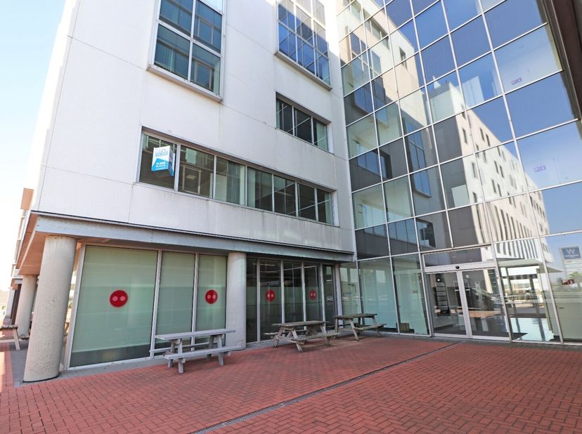 Op het Westwing Park in Roeselare vinden we deze kantoorruimte van 268 m² gelegen langs de E403 tussen Kortrijk en Brugge.<br />
Dit open space kantoo