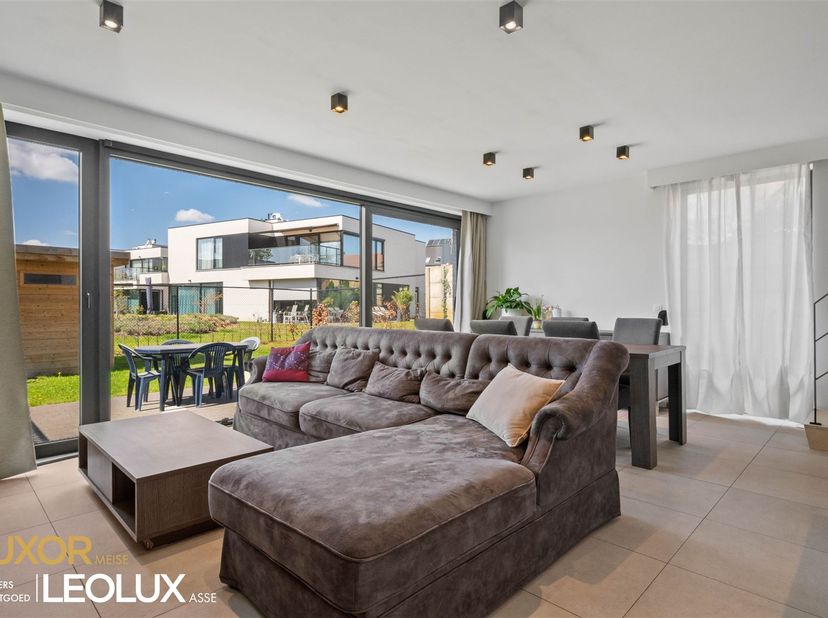 Welkom in deze moderne villa in Grimbergen, een stijlvol en hedendaags woonproject, ideaal voor gezinnen die comfort en design weten te waarderen. De