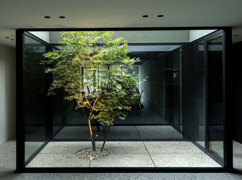 Dit architecturaal statement kantoor met signature afwerking door het gerenommeerde interieurbureau Promanys, bevindt zich in het bruisende centrum va