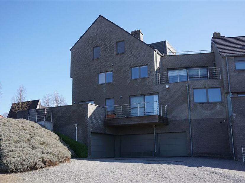 Sterrebeek, Duplex appartement met 188m² woonopp. + 2 terrassen, 3 slaapkamers, badkamer, woonkamer van 50m² met parket, amerikaanse keuken, berging,