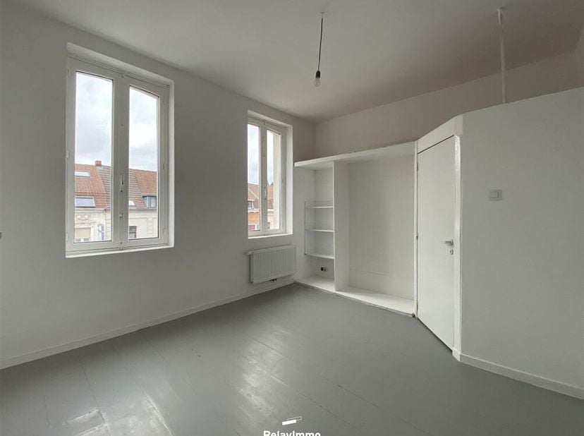 Op een steenworp afstand van het station, maar ook op een paar honderd meter van de snelwegen, ligt dit maison de maître met acht kamers dat uitsluite