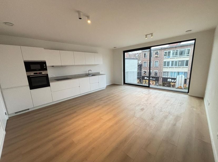 Energiezuinig nieuwbouwappartement afgewerkt met hoogwaardige materialen op een zeer centrale ligging in het dorp van Brasschaat met twee terrassen.&amp;n