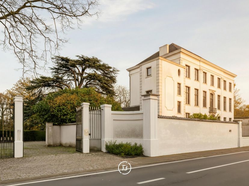 Dit uitzonderlijke kasteeldomein, gelegen op een royaal perceel van 12.401 m² en wordt omringd door een prachtig aangelegde parktuin die volledige pri