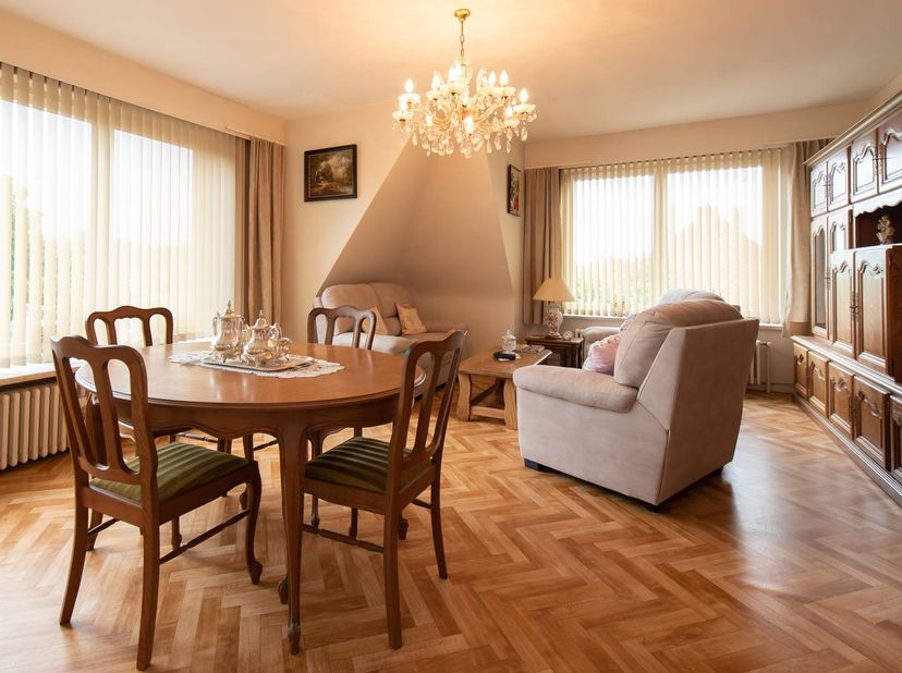 Appartement duplex penthouse (105m²) à vendre situé au troisième et quatrième étage d'une petite résidence le long de la Frère-Orbanstraat à Ostende.
