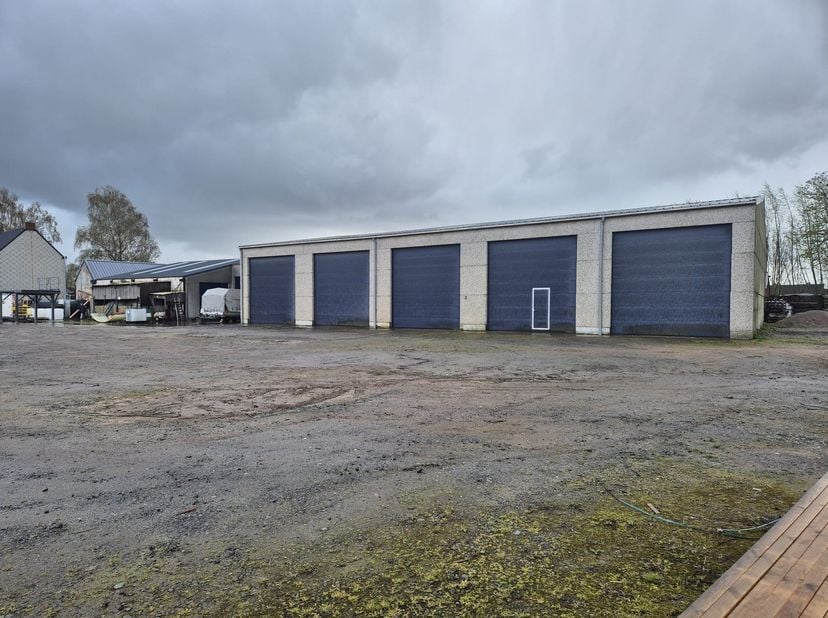 Loods van ca. 150 m² te huur op strategische ligging nabij de E17, ideaal voor opslagdoeleinden. <br />
Het pand is vlot bereikbaar en geschikt voor