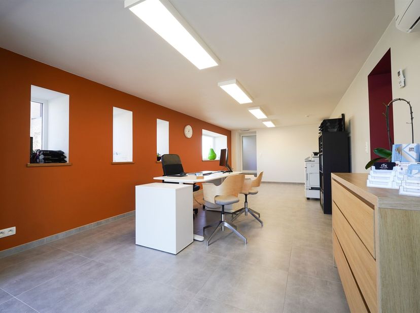 L'Agence Petyt vous propose un espace de bureaux idéalement situé à Bois-de-Villers, Rue Léon François, offrant un cadre professionnel calme et access