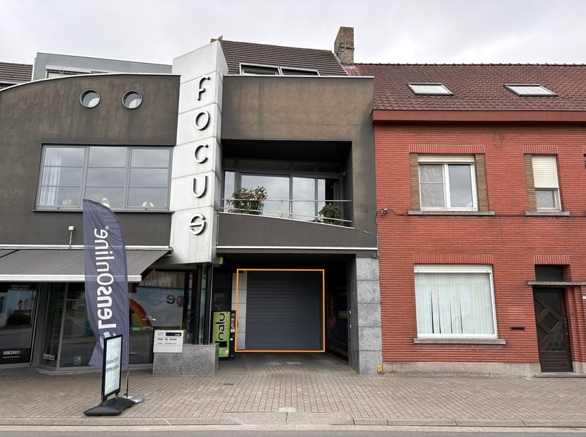 Garage fermé avec porte, équipé d'une serrure à cylindre, situé dans un site sécurisé accessible par une porte sectionnelle et doté d'un système de vi