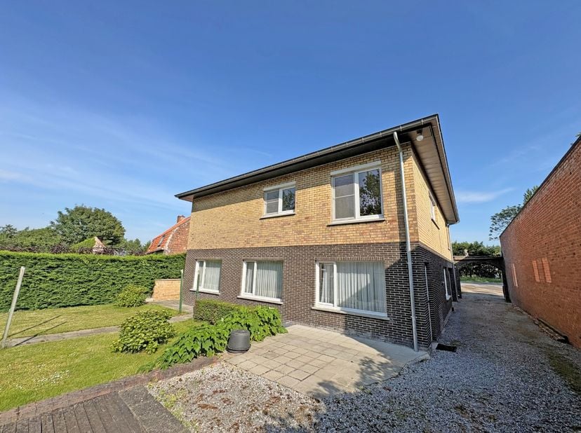 Belle maison à seulement quelques minutes en voiture du centre d'Oostduinkerke-Dorp. &amp;nbsp;Cette maison bien entretenue vous accueille dans un beau ha
