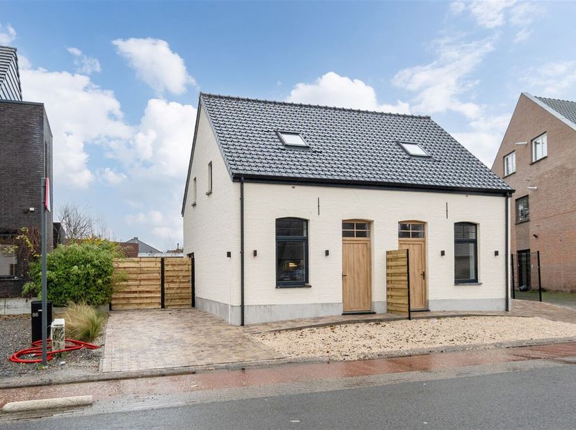 Charmante Gerenoveerde woning met 2 slaapkamers.<br />
Ligging: Deze woning is centraal gelegen in het hart van Lommel. Dankzij deze gunstige ligging
