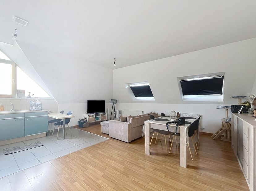 Bel appartement lumineux avec emplacement de parking, offrant un hall d’entrée avec WC séparé,<br />
Le séjour lumineux se compose d’un espace salon e
