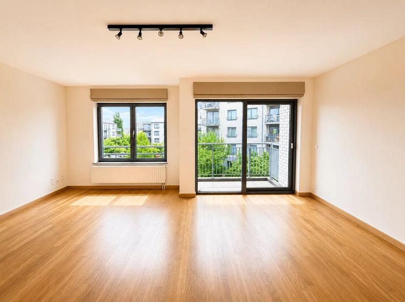 Victoire Junot vous propose, idéalement situé à Auderghem entre Saint-Julien et La Chasse, ce ravissant appartement de ± 80 m² habitables, situé au 2