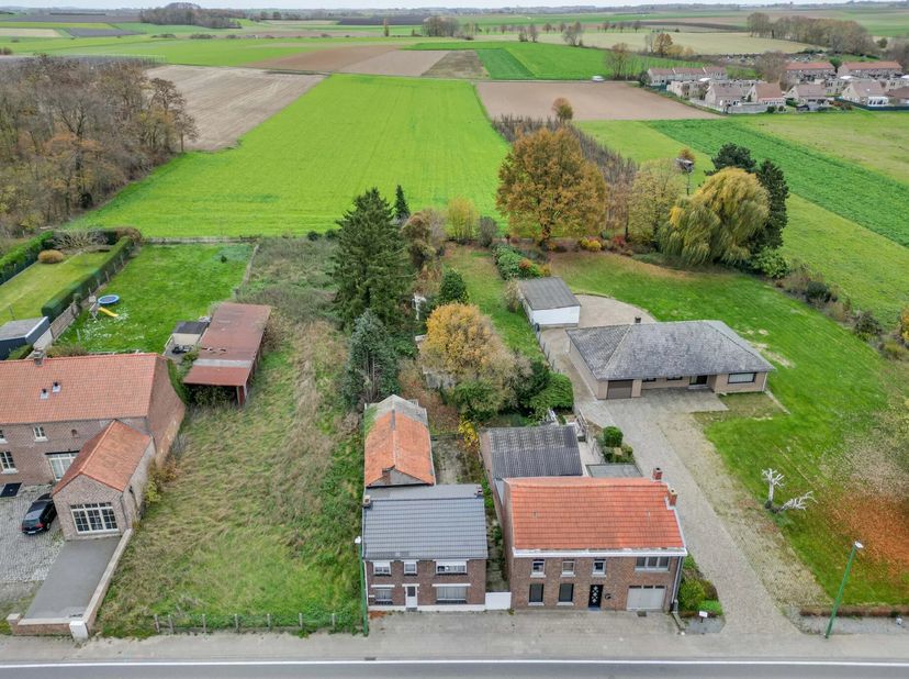 Deze woning ligt op de Steenweg in Gingelom, met alle voorzieningen dichtbij en de oprit van de E40 op slechts 8 minuten. De woning zelf biedt ook vee