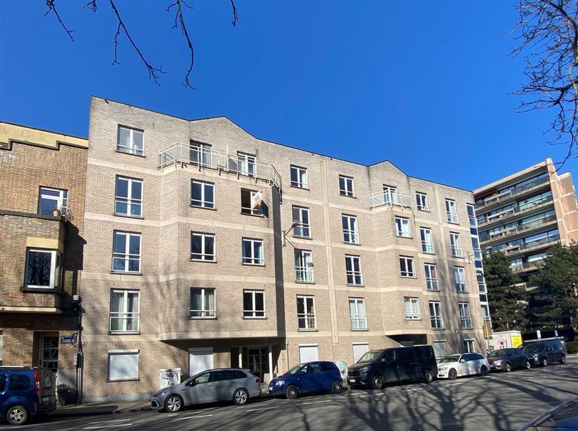 À quelques pas de la VRT, à proximité des institutions européennes et de l'OTAN, cet appartement bien entretenu bénéficie d'un emplacement idéal et de