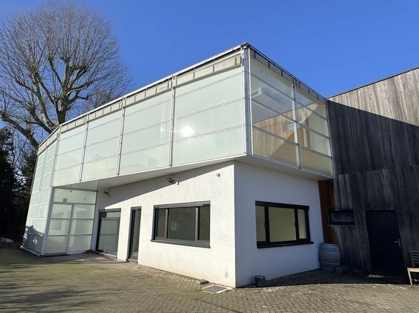 185m² de bureaux prêts à l'emploi avec 6 places de parking<br />
Emplacement : accès facile à l'E17 et à l'E40 et arrêt de bus à distance de marche<br