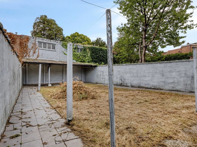 Deze verrassend ruime woning is centraal gelegen in het centrum van Herentals, op wandelafstand van alle faciliteiten (station, scholen, winkels, de M
