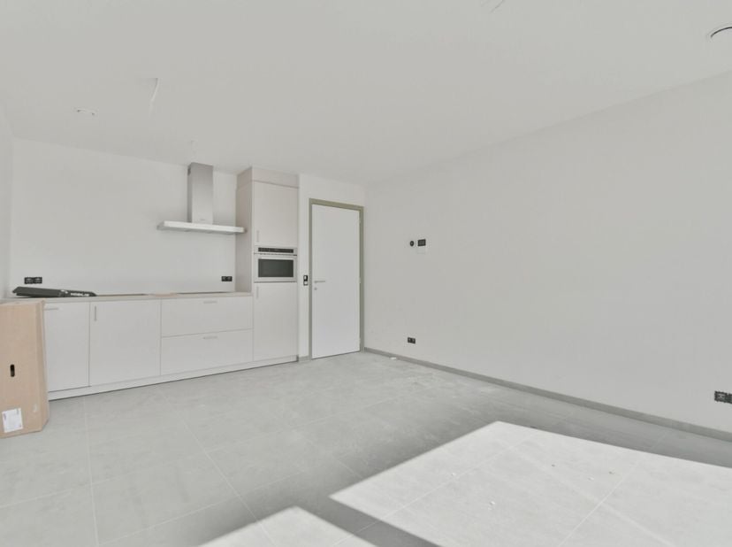 Dit appartement op het tweede verdiep biedt een combinatie van rust en luxe. Het appartement bevat één slaapkamer, badkamer, bergruimte, leefruimte, k