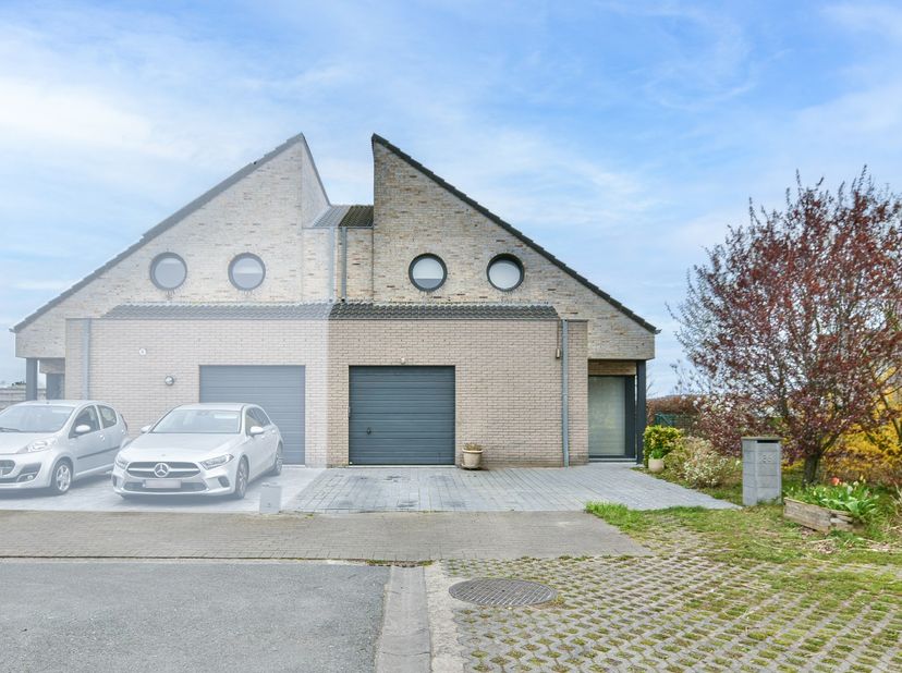 Ontdek deze verzorgde halfopen bebouwing in het gegeerde Vosseslag te De Haan, op een rustige ligging vlakbij bos en duinen. Deze woning uit 2011 bevi
