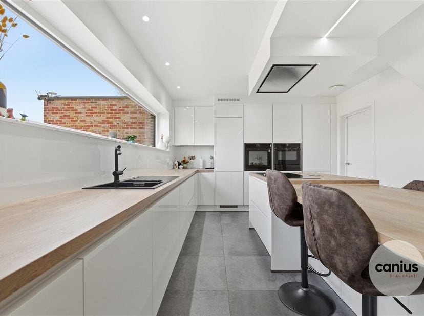 MAISON ÉLÉGANTE ET ÉCONOME EN ÉNERGIE AVEC ASCENSEUR, 3 CHAMBRES ET UN BEAU JARDIN PRÈS DES PAYS DU CENTRE VILLE<br />
Vous êtes à la recherche d'une