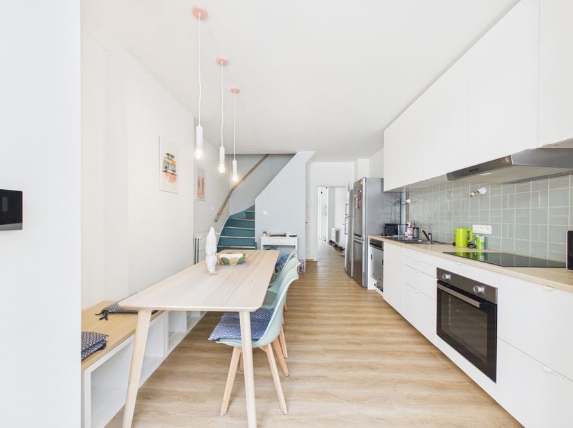 Wijk Lodelinsart: GEDEELDE ACCOMMODATIE! Gelegen in een huis dat 1 jaar geleden volledig is gerenoveerd. Elke slaapkamer is voorzien van: een bed, een