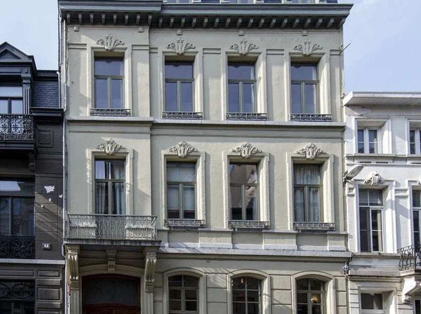 Quares - TREVI Groep presenteert :<br />
Ruim twee slaapkamer appartement in stijlvol gerenoveerde herenwoning!<br />
<br />
Een indrukwekkende, marme