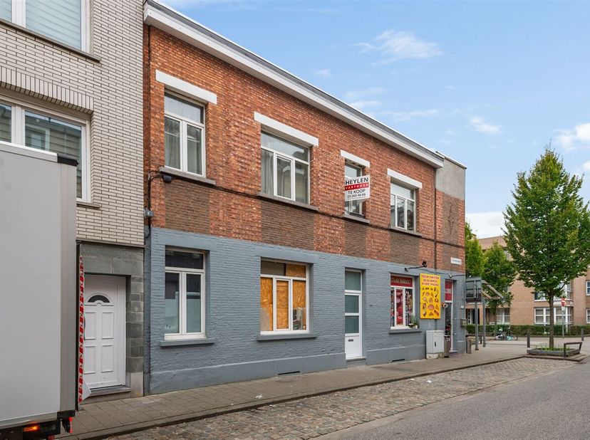 Handelshuis ingericht als handelsgelijkvloers, multifunctionele ruimte en twee studio's te koop<br />
Ligging : Dit handelspand ligt op een strategisc