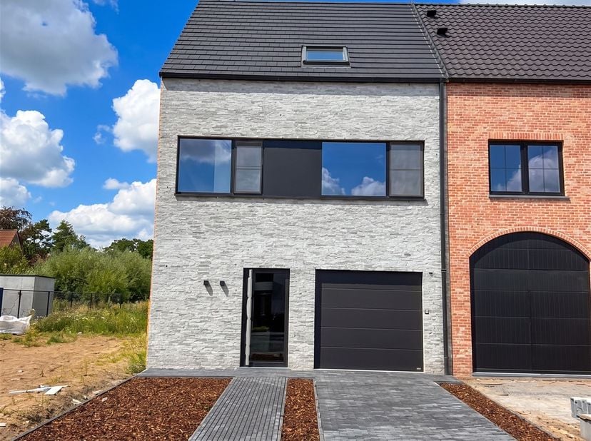 Deze gesloten nieuwbouwwoning wordt verkocht onder registratierechten in plaats van btw, wat een financieel voordeel betekent. Het aanzienlijke bouwvo