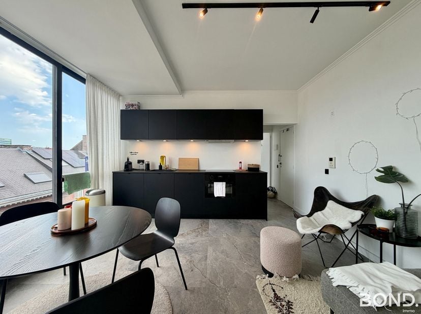 Op zoek naar een stijlvol appartement op een uitstekende locatie in Leuven?<br />
Gelegen op de tweede verdieping geniet dit appartement van een aange