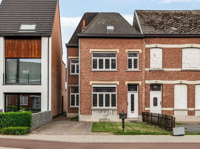 Karaktervolle &amp; solide gezinswoning met 4 slaapkamers, uiterst gunstig gelegen te Onze-Lieve-Vrouw-Waver.<br />
Deze mooie woning werd steeds met de g