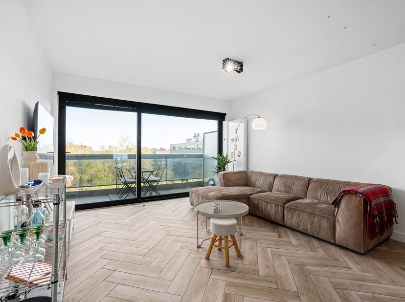 C'est avec beaucoup de passion, de connaissances et de compétences que cet appartement entièrement rénové (90m²) a fait l'objet d'une rénovation de gr
