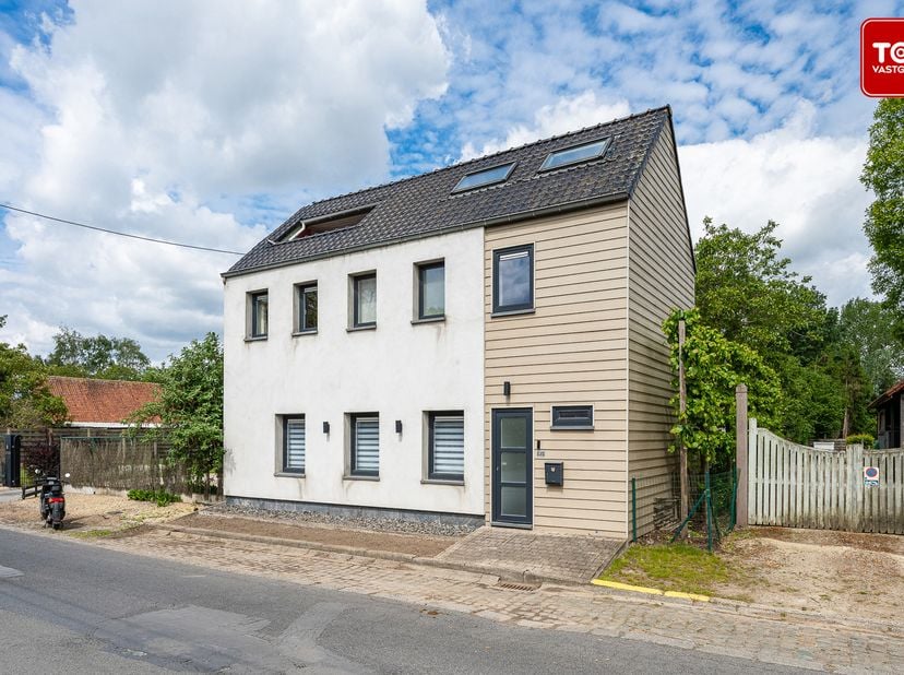 Deze gezellige vrijstaande woning is gelegen in de Naastveldstraat, een rustige woonwijk aan de rand van de stad. <br />
Ondanks dat het rustig wonen