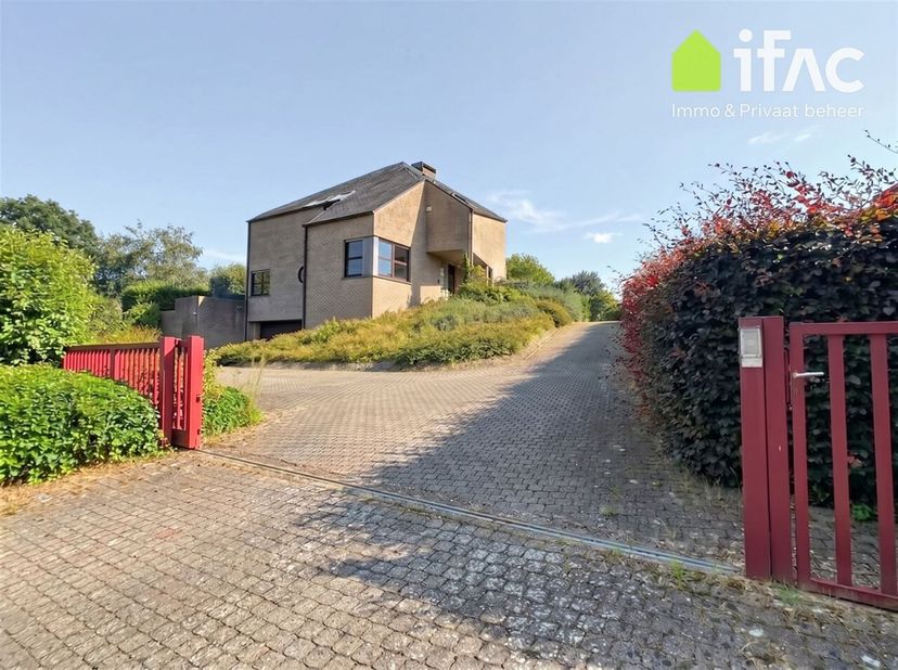 Villa très spacieuse et agréable avec grand jardin situé à Vossem (Tervuren), situation rurale et calme, près du BSB.<br />
Rez-de-chaussée (carrelage