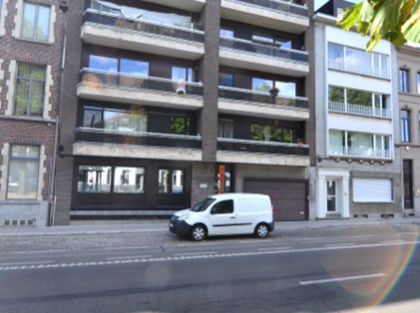 Op zoek naar een ruim en comfortabel appartement in een groene omgeving? Dit charmant appartement (2de verdieping), gelegen aan de Begijnhoflaan (Rabo
