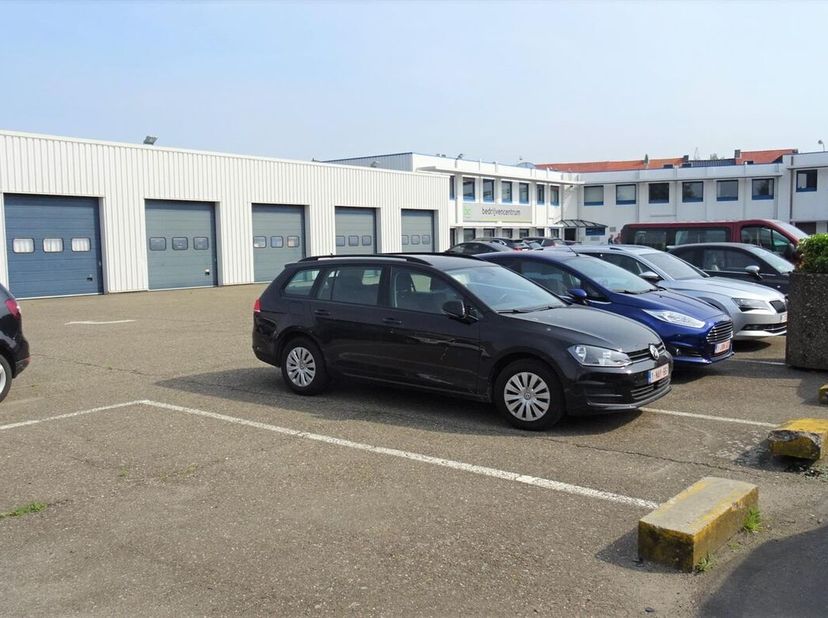 Deze kantoorruimtes zijn opgefrist en gelegen vlakbij treinstation Tienen en E40. De afmetingen variëren van 25m² tot 40m². Inclusief in de prijs: gro